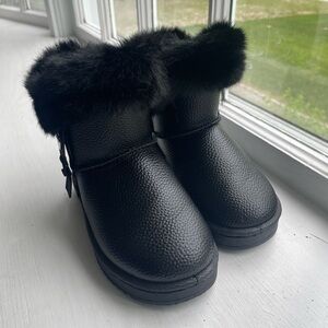 Black fur topped winter boots size toddler 10
